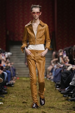 لمسة من الألفينات تعود إلى المنصة